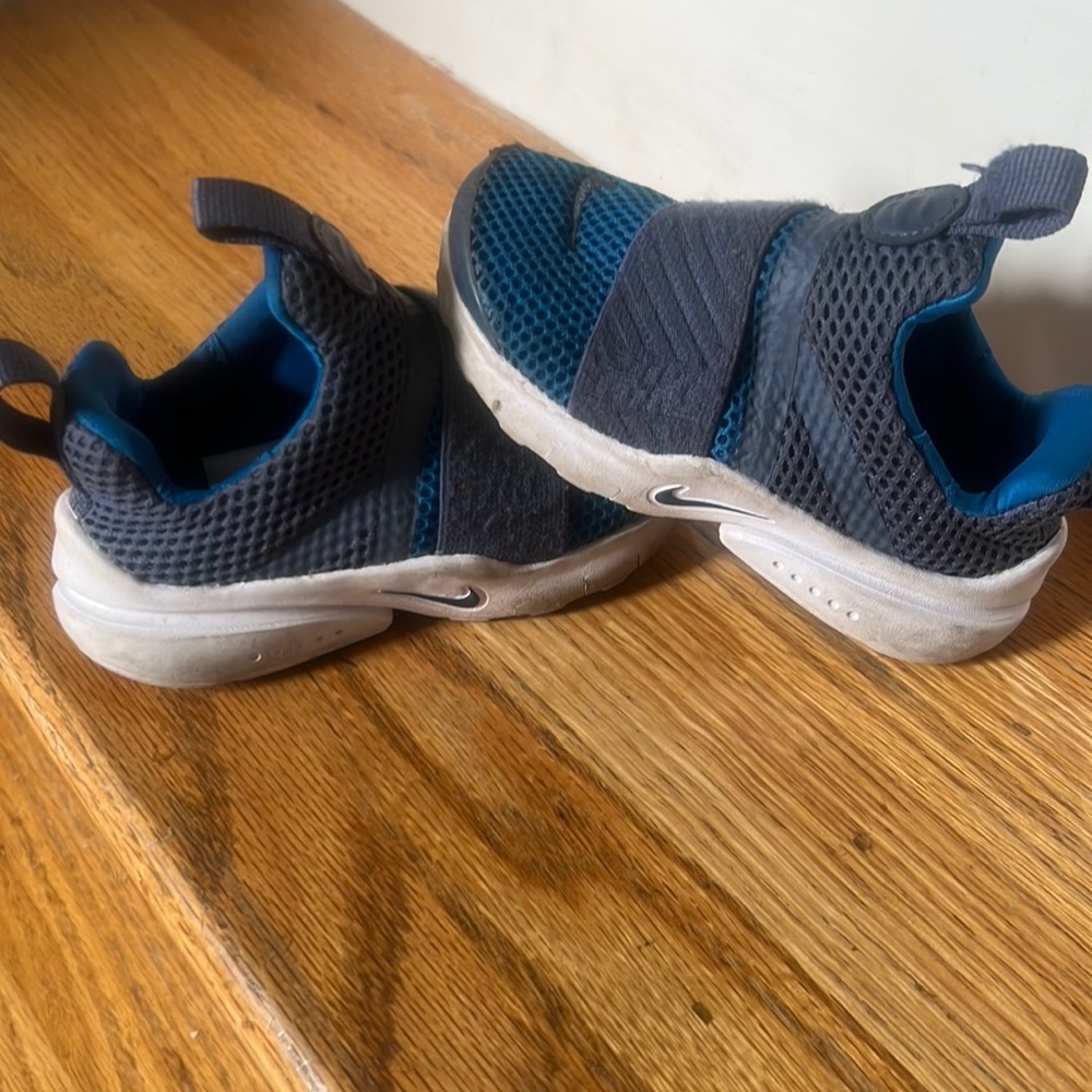 Nike tennis shoes 8c